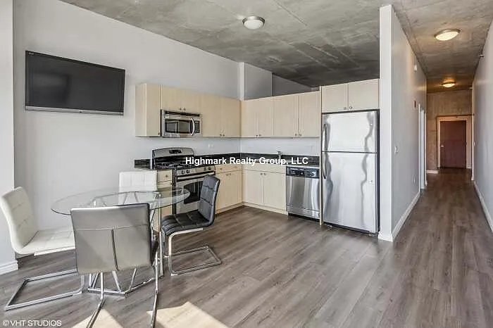 235 W Van Buren St — Photo 3