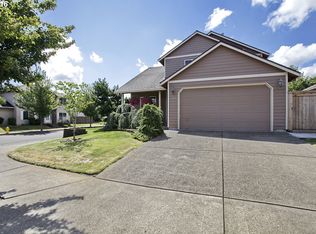 932 SW 24th St, Troutdale, OR 97060