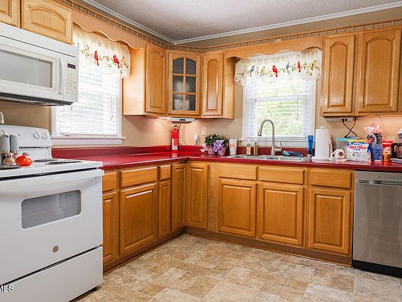 3rd image of 139 Miller Ave