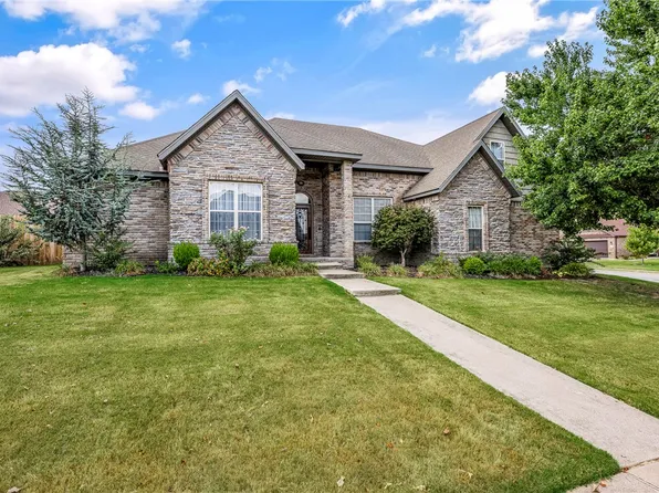 775 Douglas St, Pea Ridge, AR 72751