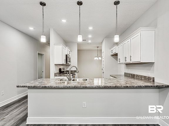 5th image of 185 Saint Stephens Ct