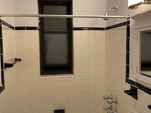 5th image of 208 E 70th St #4D