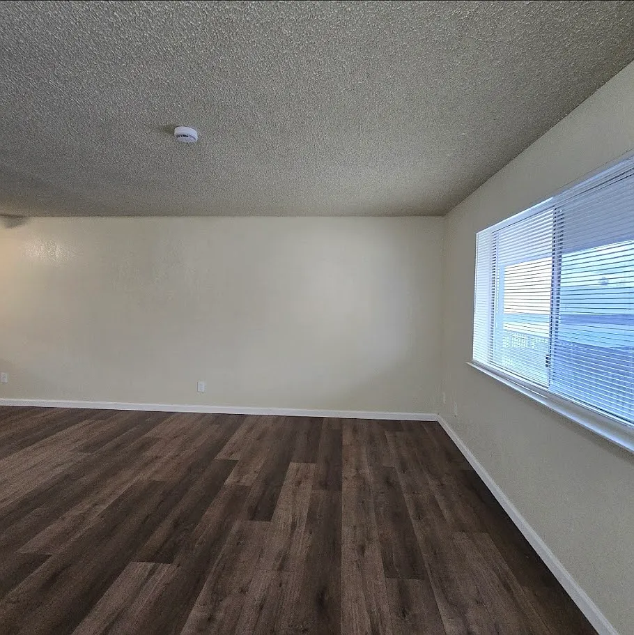 Building Photo - 1414 W Clinton Ave #204