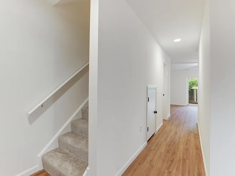1379 Northgate Sq — Photo 3