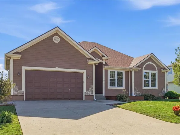 1301 SW 7th St, Oak Grove, MO 64075