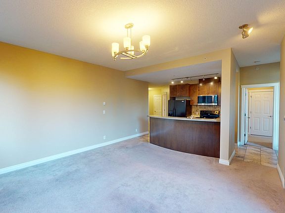 3rd image of 24 Hemlock Cres SW #3306
