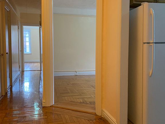 2nd image of 3925 Carpenter Ave #1