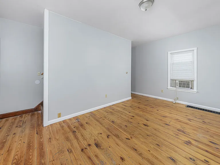 221 Wesley St — Photo 7