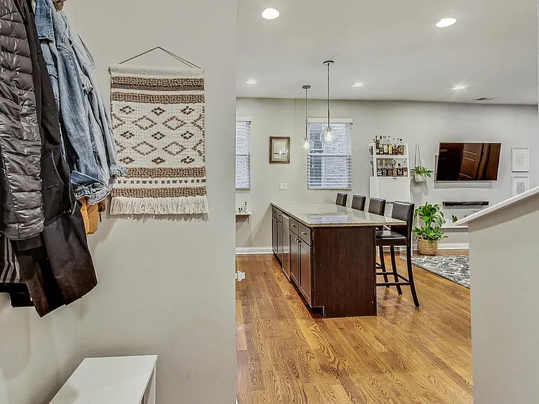 1818 W Superior St #2R — Photo 3