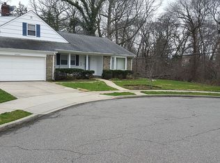 17 Meadowbrook Ct, Freeport, NY 11520