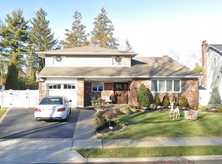 1869 Zana Ct, Merrick, NY 11566