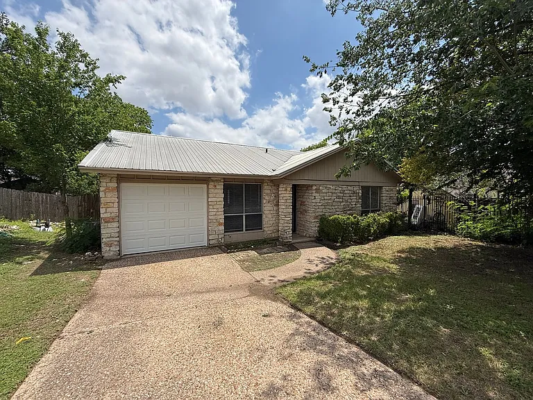 1109 Village Green Dr — Photo 2