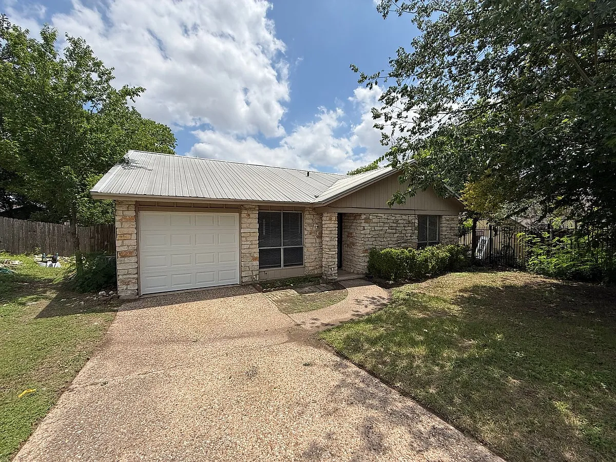 Building Photo - 1109 Village Green Dr
