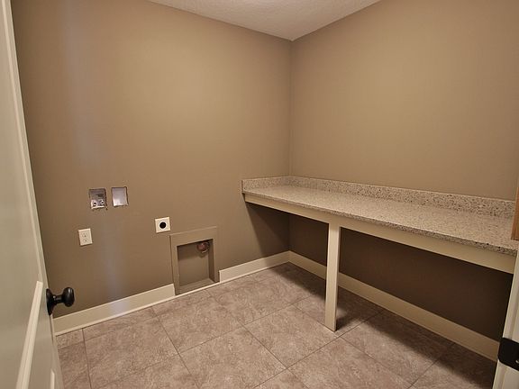 4th image of 701 Nw Autumn Crest Drive