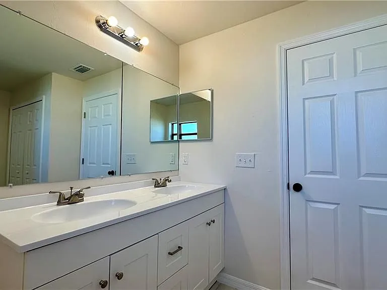 1105 NE 6th Pl — Photo 11