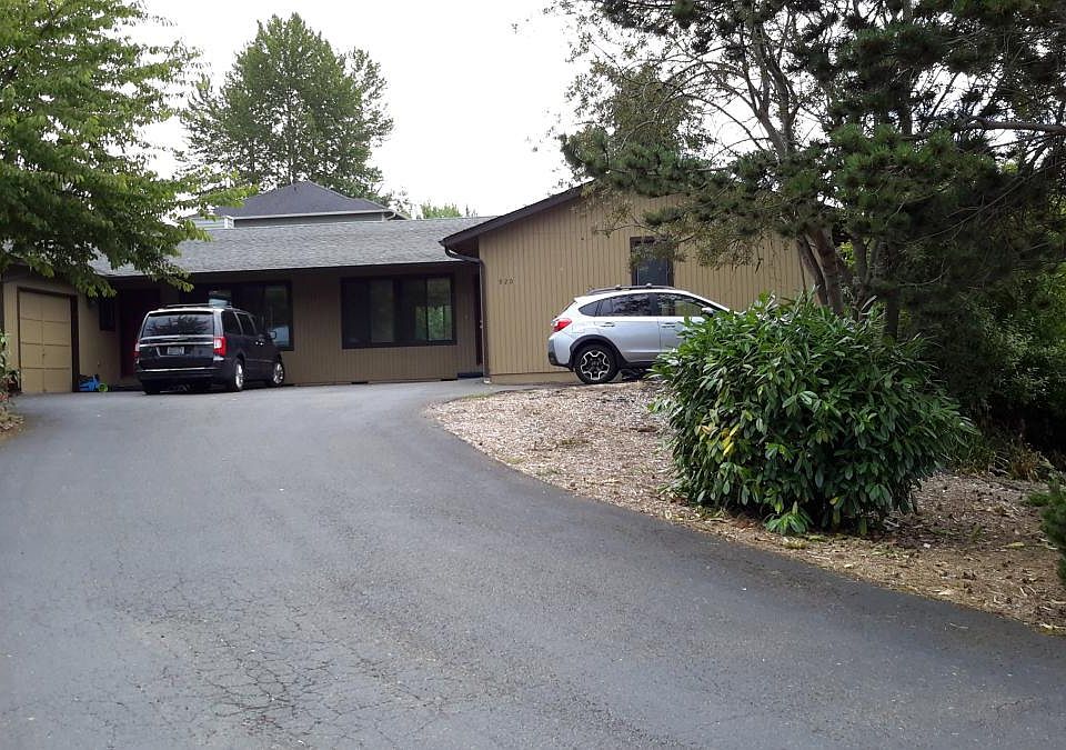 1st image of 920 Pierce Ln NE