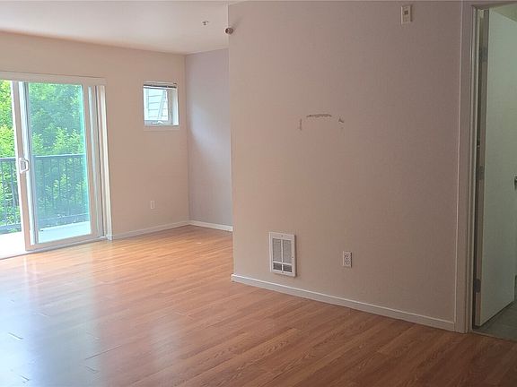 5th image of 12345 Roosevelt Way NE #406
