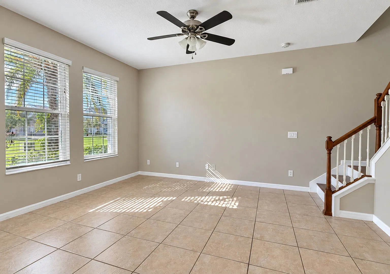 3 Bedroom Home Across from Park with Solar & Lawn Service Orlando — Photo 3