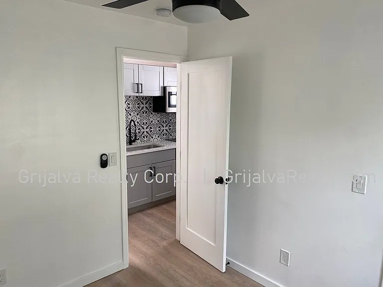 1030 Lee — Photo 9