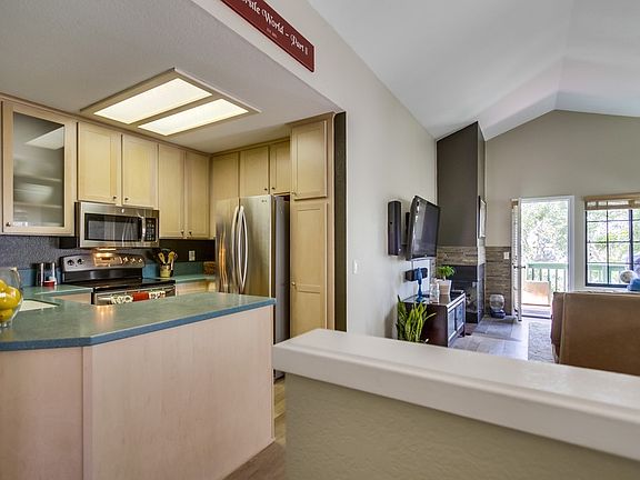 4th image of 1060 Chalcedony St Unit B
