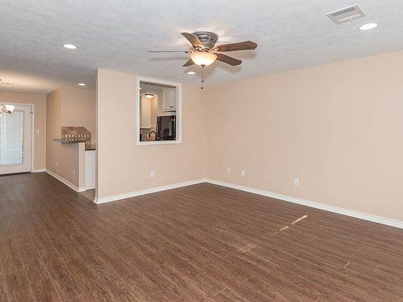 3rd image of 3923 Old Oaks Dr APT 12