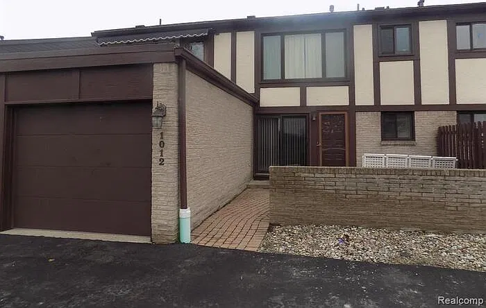 1012 Country Club Dr #11