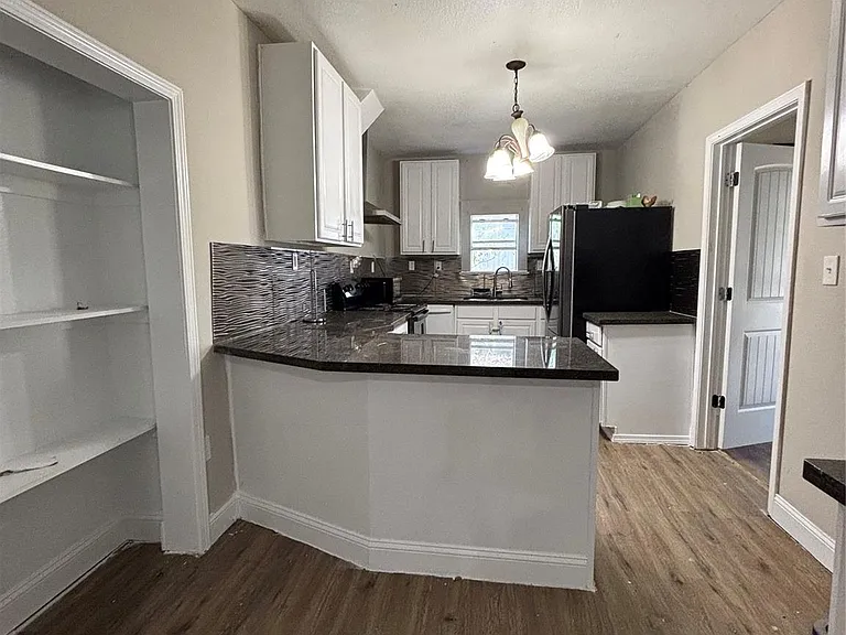 4106 Darby St — Photo 3