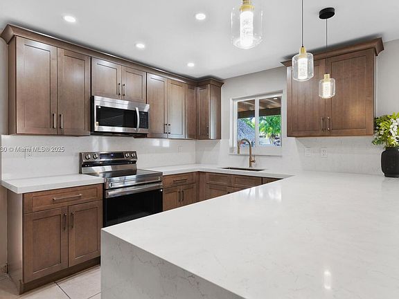 5th image of 14020 SW 38th St