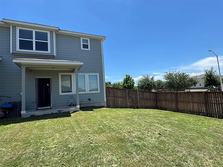 2328 Calvert Dr — Photo 33