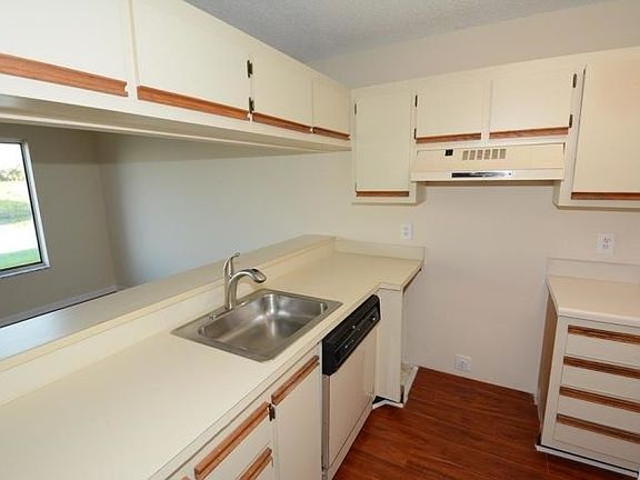 5th image of 1396 The Pointe Dr