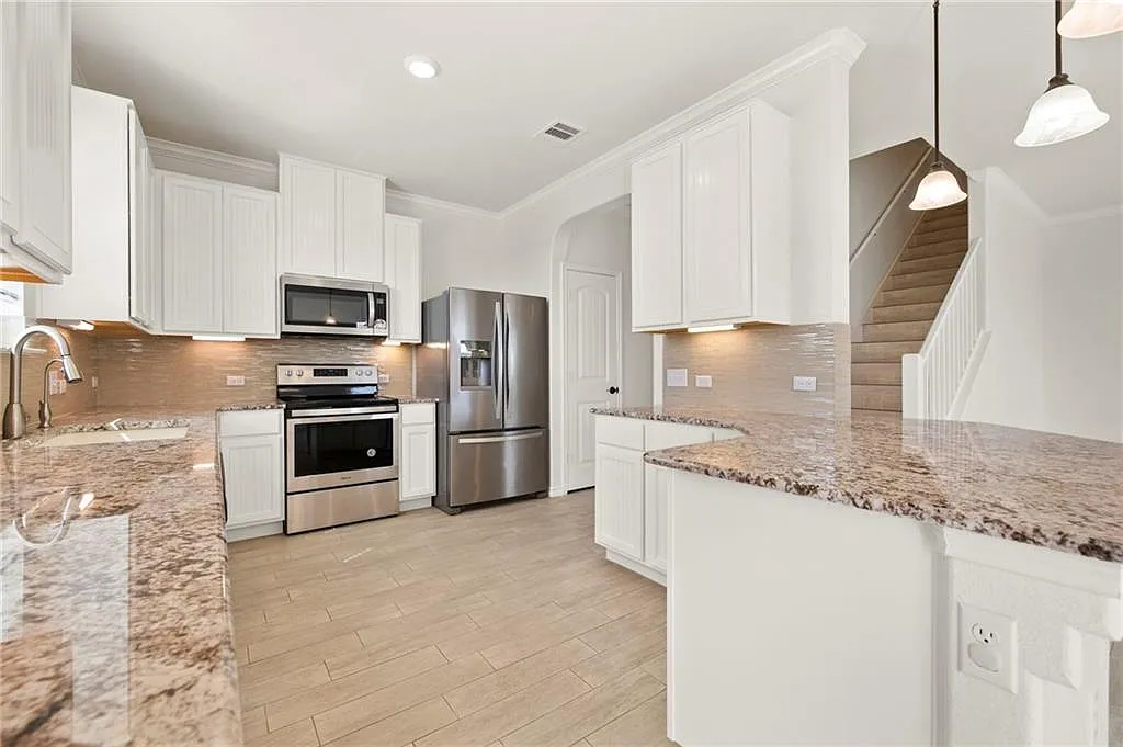 3 bed, 2.5 bath, 1886 sqft, $2,500 — Photo 4