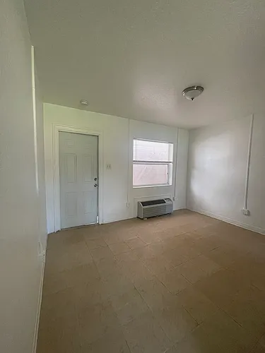 2329 N Tamiami Trl #4 Photo 1 2329 N Tamiami Trl #4 Photo 1