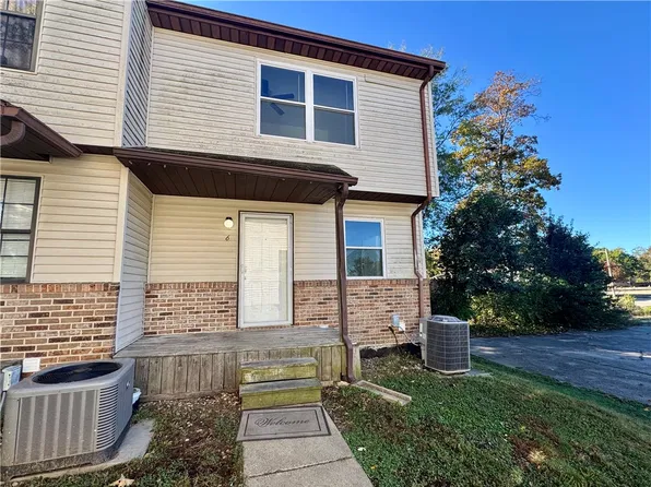 950 Edgar Dr APT 6, Charleston, IL 61920