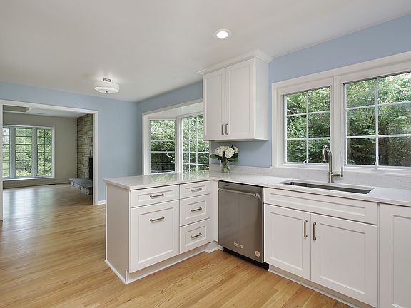 5th image of 612 Hill Cir