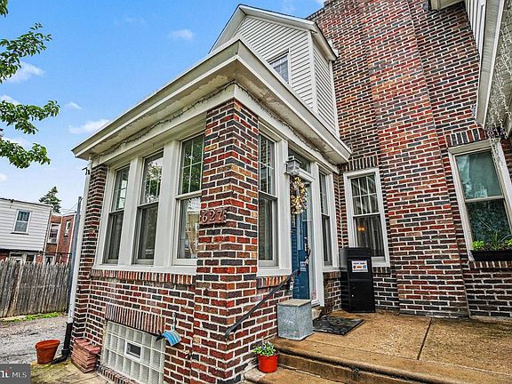 3rd image of 627 Roxborough Ave
