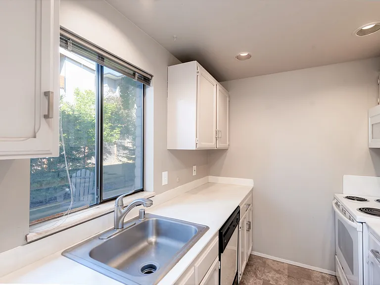 610 Aloha St #204 — Photo 7