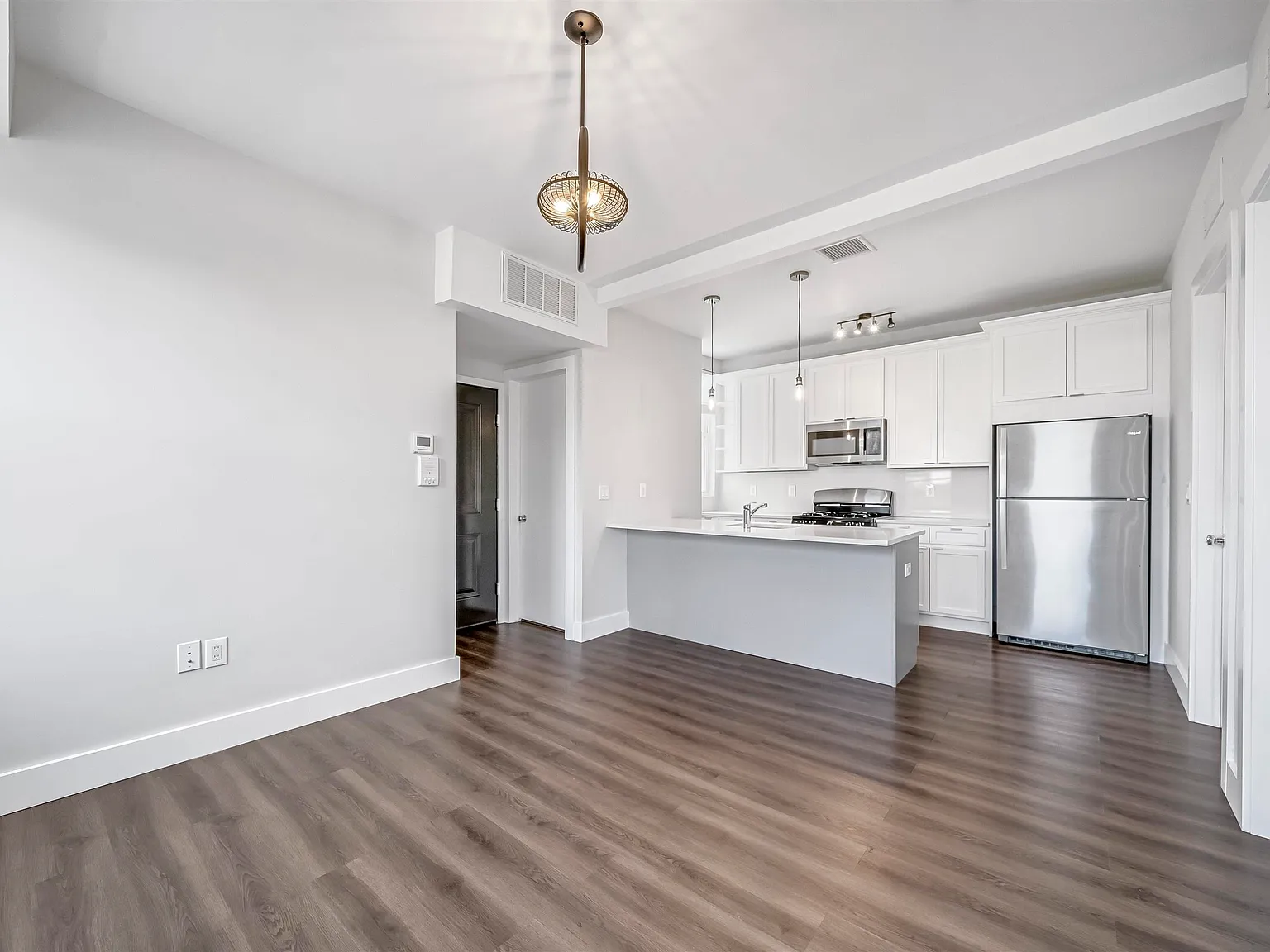 2 bed, 1.0 bath, 700 sqft, $1,979 — Photo 3
