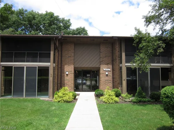 22946 Mastick Rd APT 202, Fairview Park, OH 44126