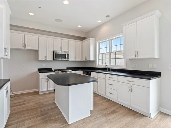 1312 Village Ln, Bridgeville, PA 15017