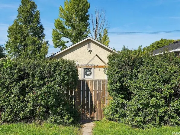 2210 20th STREET W, Saskatoon, SK S7M 1B1