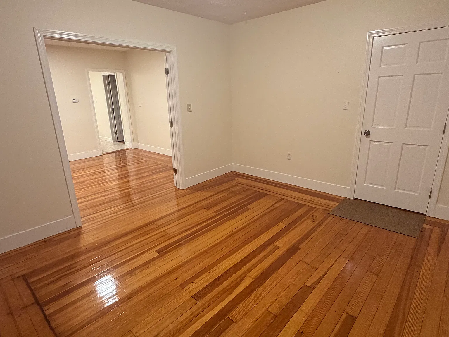 3 bed, 1200 sqft, $2,300 — Photo 4