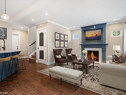 910 Chanticleer Way Photo 1