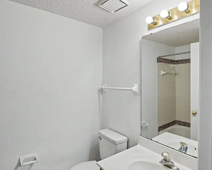 1624 Arlyn Cir #J — Photo 5