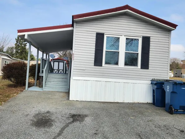 807 Lake Dr, Mount Wolf, PA 17347