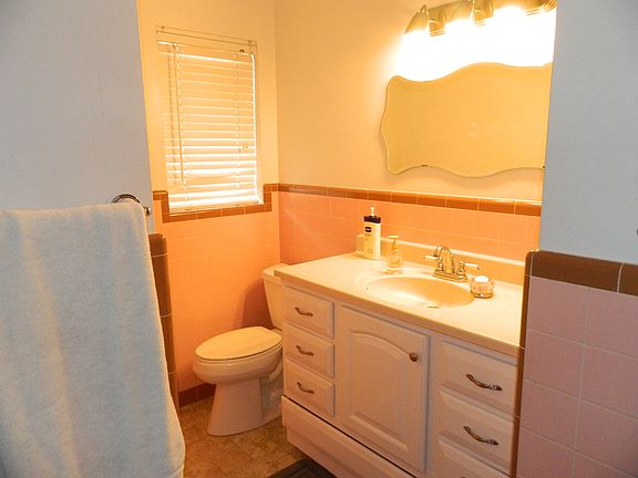Full bathroom-main level