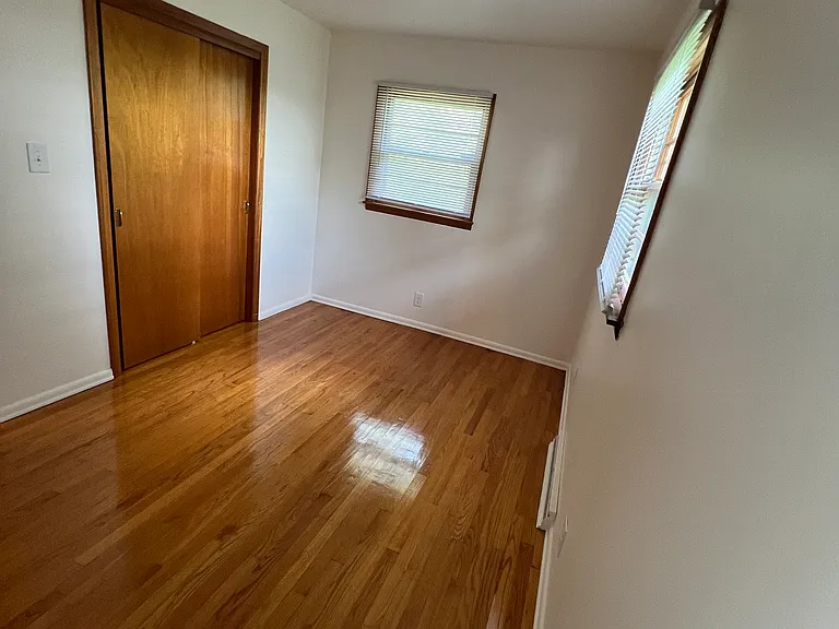 102 Venable Dr — Photo 3