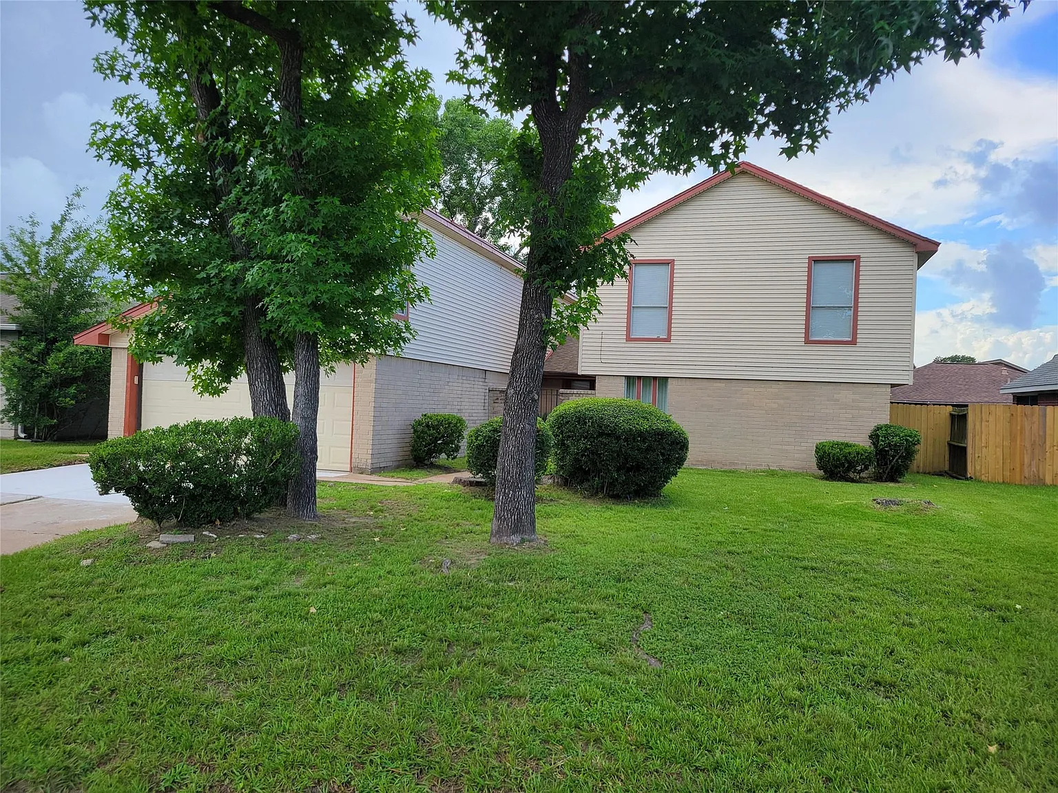 5 bed, 3.0 bath, 2426 sqft, $2,000 — Photo 3