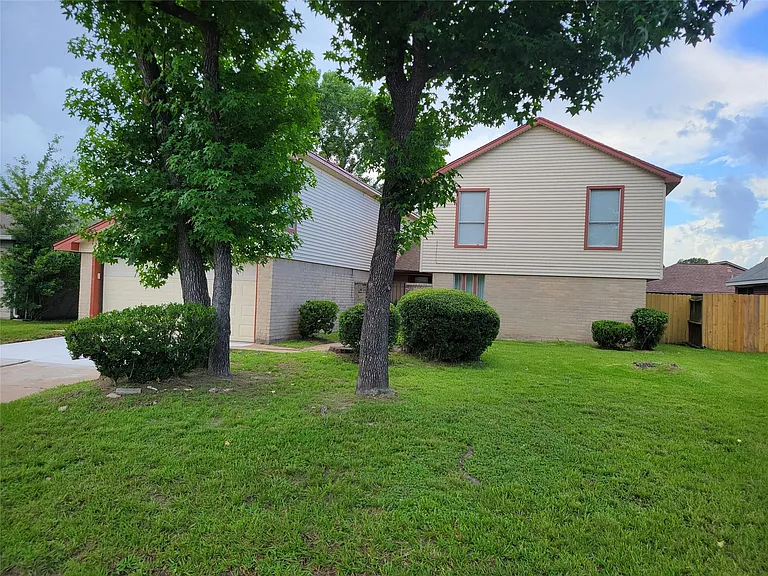 12811 Stillington Dr — Photo 3