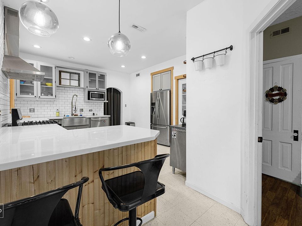 1st image of 2827 N Lincoln Ave APT 2