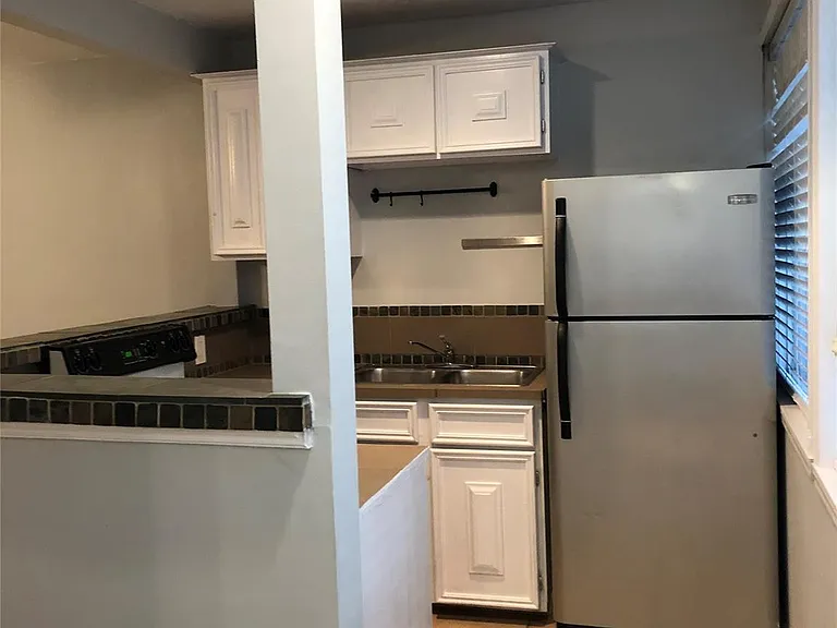 543 W 27th St #C — Photo 5